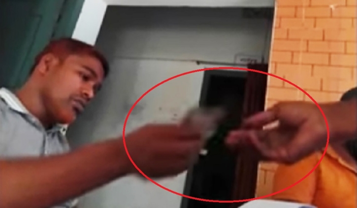 উৎকোচ গ্রহণের অভিযোগে ভূমি অফিসের নাজির বরখাস্ত উৎকোচ গ্রহণের অভিযোগে ভূমি অফিসের নাজির বরখাস্ত