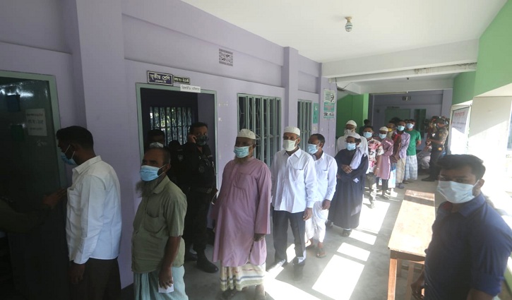 ঢাকা-১৮ ও সিরাজগঞ্জ-১ আসনে ভোটগ্রহণ চলছে ঢাকা-১৮ ও সিরাজগঞ্জ-১ আসনে ভোটগ্রহণ চলছে