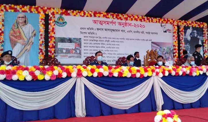 চট্টগ্রামে অস্ত্রসহ ৩৪ জলদস্যুর আত্মসমর্পণ চট্টগ্রামে অস্ত্রসহ ৩৪ জলদস্যুর আত্মসমর্পণ