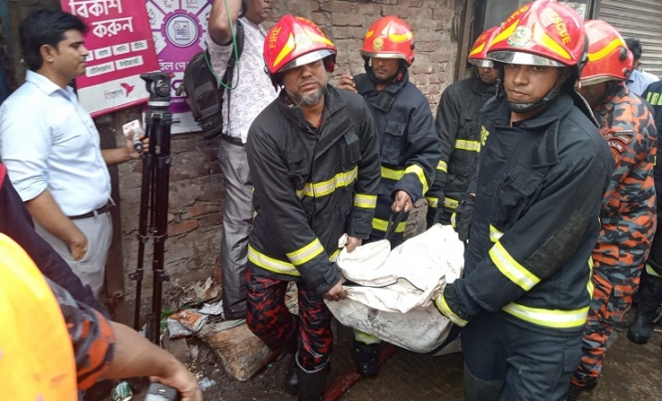 চকবাজারের আগুন লাগা ভবনে ছয় মরদেহ চকবাজারের আগুন লাগা ভবনে ছয় মরদেহ