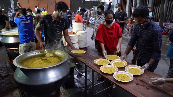 খাবার নিয়ে অসহায়দের পাশে ‘মেহমানখানা’