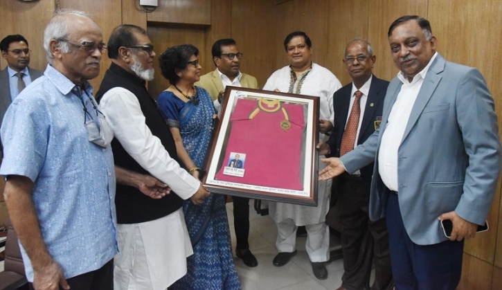 মুক্তিযুদ্ধ জাদুঘরে স্বাধীন বাংলা ফুটবল দলের জার্সি হস্তান্তর মুক্তিযুদ্ধ জাদুঘরে স্বাধীন বাংলা ফুটবল দলের জার্সি হস্তান্তর