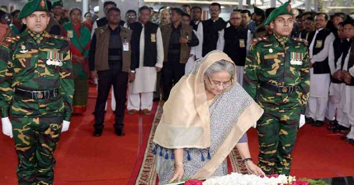 জাতির পিতার শাহাদত বার্ষিকীতে প্রধানমন্ত্রীর শ্রদ্ধা