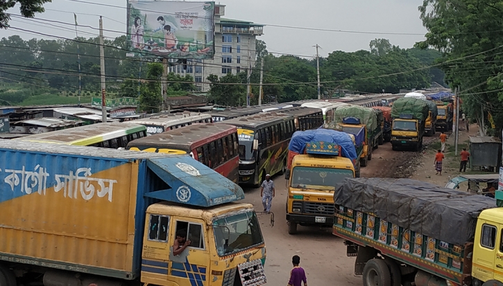 পাটুরিয়ায় গাড়ির দীর্ঘ সারি, যাত্রী দুর্ভোগ চরমে পাটুরিয়ায় গাড়ির দীর্ঘ সারি, যাত্রী দুর্ভোগ চরমে