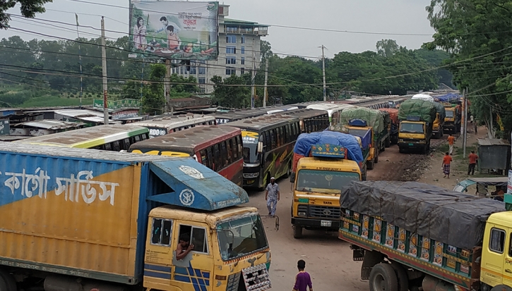 পাটুরিয়ায় গাড়ির দীর্ঘ সারি, যাত্রী দুর্ভোগ চরমে