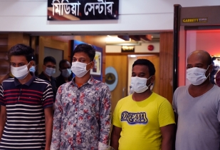 টিকার এসএমএস দ্রুত পাইয়ে দেওয়ার নামে প্রতারণা: ৪ প্রতারককে গ্রেফতার