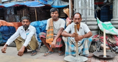 সাহেবেরা কামে নেয় না...