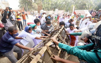 তাজরীনের আহত শ্রমিকদের কাফনের কাপড়ের মিছিলে পুলিশের বাধা