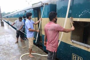 গণপরিবহন চালুর আগে ধোয়া-মোছার কাজে শ্রমিকদের ব্যস্ততা