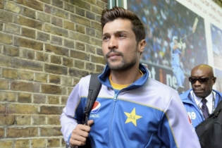 অবসর ভেঙ্গে দলে ফিরছেন আমির