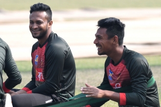 টি-টোয়েন্টিতে শীর্ষস্থান হারালেন সাকিব, আটে মুস্তাফিজ