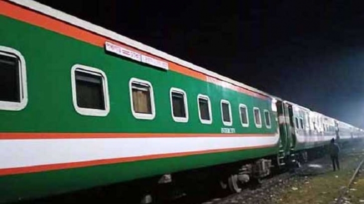 ১১ ঘণ্টা পর উত্তর-পশ্চিমবঙ্গের রেল যোগাযোগ চালু ১১ ঘণ্টা পর উত্তর-পশ্চিমবঙ্গের রেল যোগাযোগ চালু