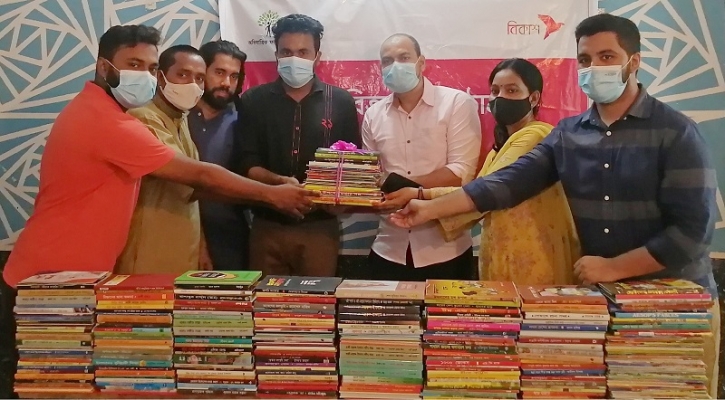 ২৭ প্রতিষ্ঠানে ১৫ হাজার বই বিতরণ করেছে বিকাশ ২৭ প্রতিষ্ঠানে ১৫ হাজার বই বিতরণ করেছে বিকাশ
