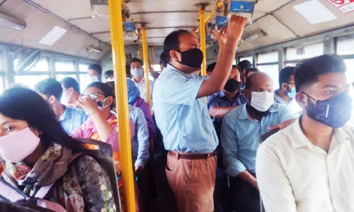 ট্রেনে মানা হলেও বাসে মানা হচ্ছে না বিধিনিষেধ ট্রেনে মানা হলেও বাসে মানা হচ্ছে না বিধিনিষেধ