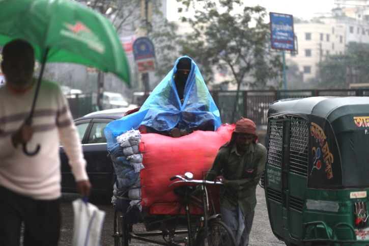 Rain brings miseries to commuters, students and vendors in city
