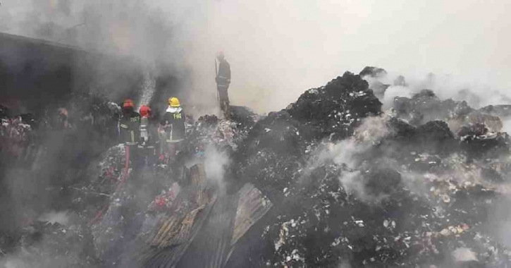 Fire breaks out at Ctg textile recycling godown Fire breaks out at Ctg textile recycling godown
