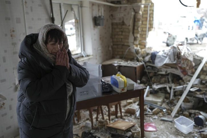 New barrage of Russian strikes in Ukraine kills at least 11 New barrage of Russian strikes in Ukraine kills at least 11