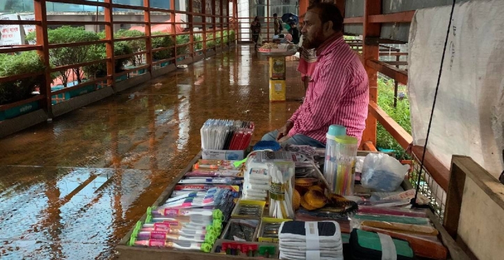 Small vendors in Dhaka hammered by rough weather