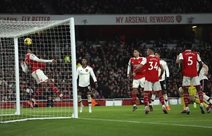 Eddie Nketiah gives Arsenal 3-2 win over Man United Eddie Nketiah gives Arsenal 3-2 win over Man United