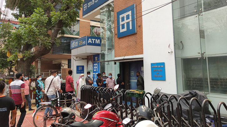 Long queue at banks ahead of lockdown