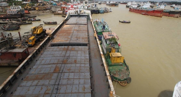 Oil barge sinks in Bay amid inclement weather