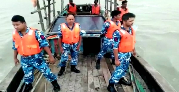 8 fishermen go missing as 2 trawlers sink in Bay, 13 rescued 8 fishermen go missing as 2 trawlers sink in Bay, 13 rescued