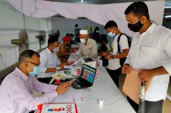 In Pictures: Mass vaccination at DU