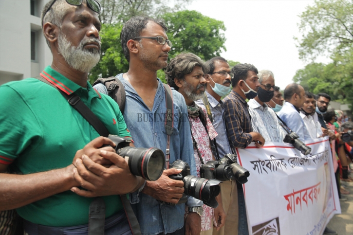 In Pictures: Various journalist organizations stage a human chain for journalist Rozina Islam