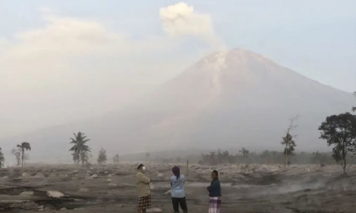 Indonesia’s Mt. Semeru eruption buries homes, damages bridge