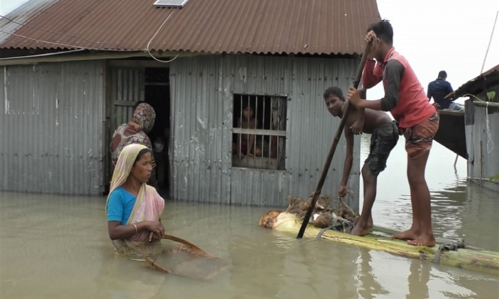 Flood situation worsens in Kurigram, over 2 lakh affected Flood situation worsens in Kurigram, over 2 lakh affected