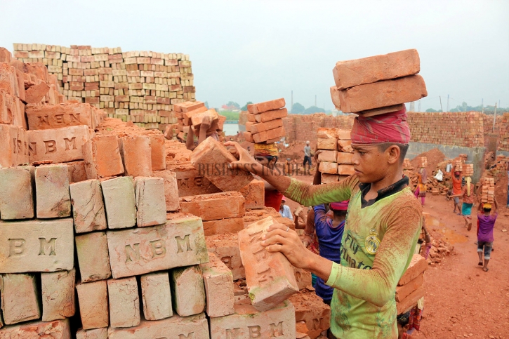 In Pictures: Tireless brick workers