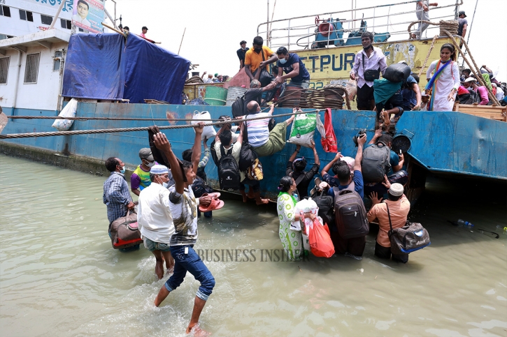 In Pictures: Mawa ghat sees huge rush of homebound people