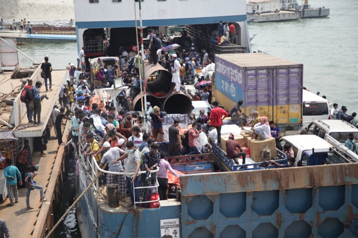 In Pictures: Homebound people at Mawa ghat