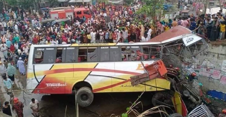 16 dead as bus falls into ditch in Madaripur