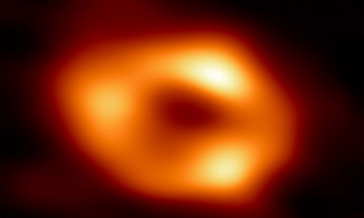 Astronomers capture 1st image of Milky Way’s huge black hole