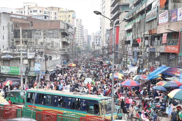 In Pictures: Rush for last moment Eid shopping