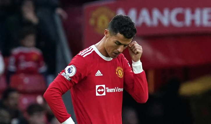 Ronaldo loses temper, smashes Everton fan’s phone Ronaldo loses temper, smashes Everton fan’s phone