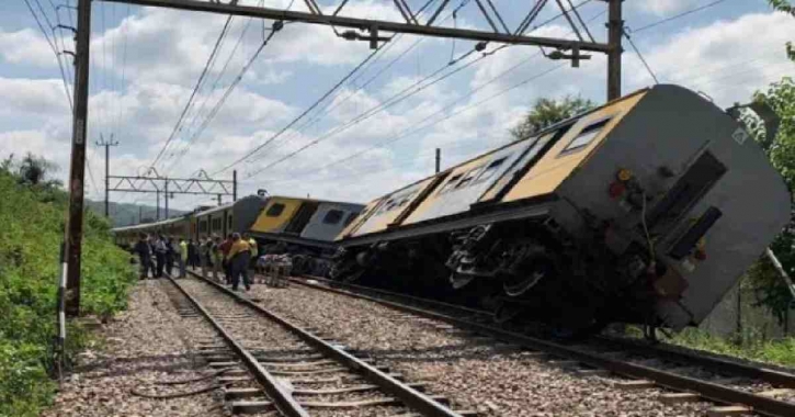 30 killed as 2 trains collide in Pakistan 30 killed as 2 trains collide in Pakistan