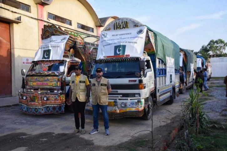Survivors dig by hand as Pakistan sends first batch of relief supplies after Afghanistan quake