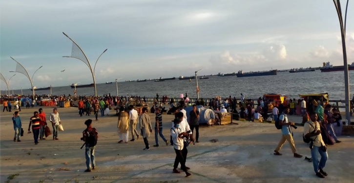 Part of Patenga beach attracts crowd before official reopening Part of Patenga beach attracts crowd before official reopening