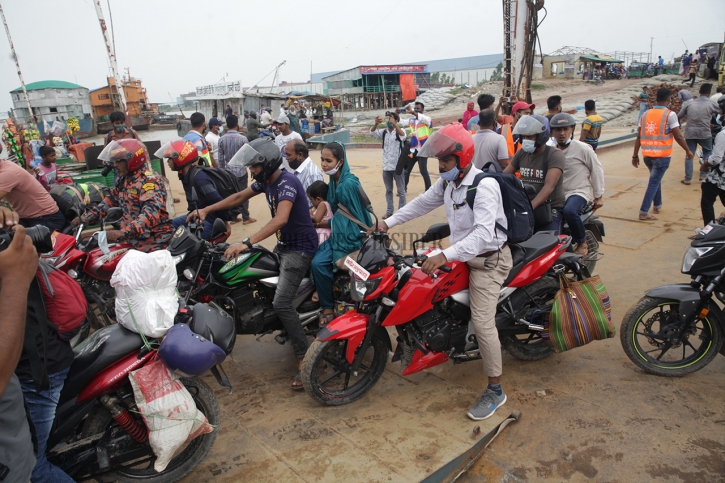In Pictures: People heading home before lockdown In Pictures: People heading home before lockdown