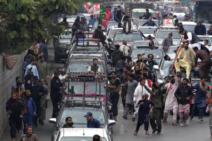 Pakistan: Police storm Imran Khan home in Lahore, arrest 30 Pakistan: Police storm Imran Khan home in Lahore, arrest 30