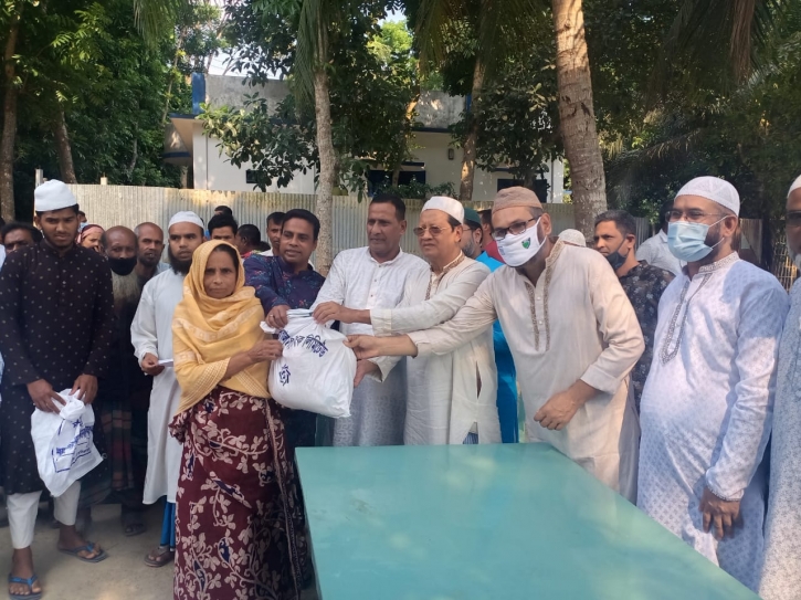 Shahjalal Islami Bank distributes relief among poor at Nawabganj
