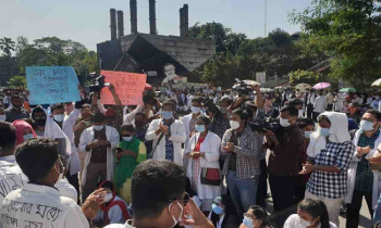 Medical, dental students block Shahbagh