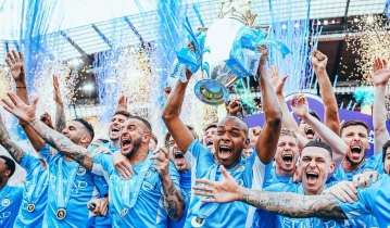 Manchester City lift Premier League title after a dramatic end
