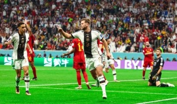 Germany stay alive after sharing points with Spain