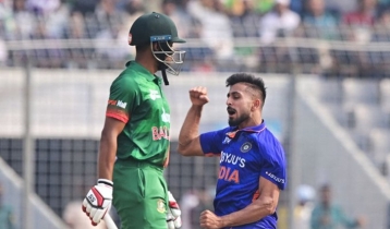 Bangladesh struggle against dominant Indian bowlers