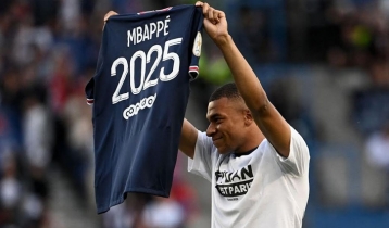 How was Mbappe convinced to stay at PSG?