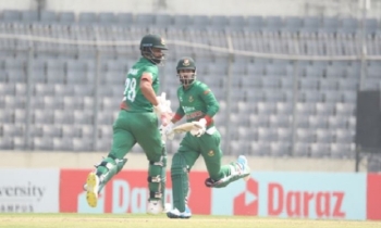 Mushfiqur, Shakib fell in quick succession as Bangladesh struggle