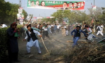 Clashes erupt in Pakistan as police try to arrest Imran Khan